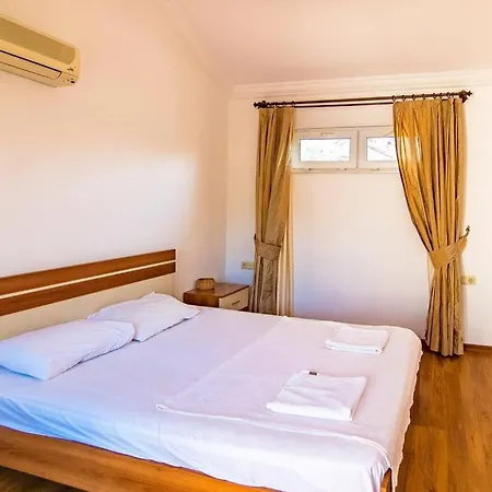 Plaja Yakin Havuzu Korunakli Villa *