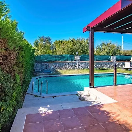 Plaja Yakin Havuzu Korunakli Villa