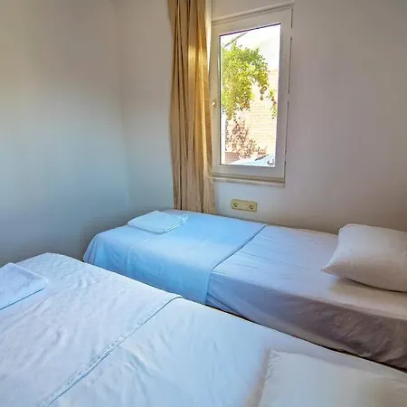 Villa Plaja Yakin Havuzu Korunakli