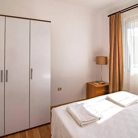 Villa Plaja Yakin Havuzu Korunakli