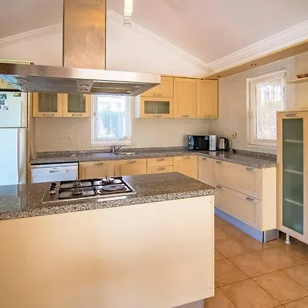 Plaja Yakin Havuzu Korunakli Villa Fethiye